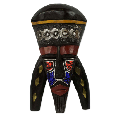 Máscara de madera africana con cuentas - Máscara africana única hecha a mano artesanalmente para exhibir en la pared