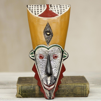 Afrikanische Holzmaske, „Saboni“ – Bunte afrikanische Maske mit Messing- und Aluminiumakzenten