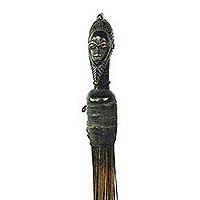 Escoba decorativa africana, 'Guro Chief II' - Escoba decorativa de madera tallada a mano y tallo de palma