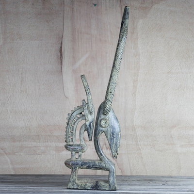 Holzskulptur - Handgeschnitzte westafrikanische Antilopenstatue aus Sese-Holz und Ton