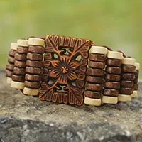 Holz-Stretch-Armband, „Kumasi Blossom“ – Umweltfreundliches, handwerklich aus Ghana gefertigtes Stretch-Armband aus Holz