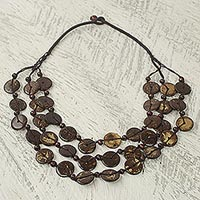 Kokosnussschalen-Strang-Halskette, „Coconut Wave“ – Kokosnussschalen-Strang-Halskette, handgefertigt in Ghana