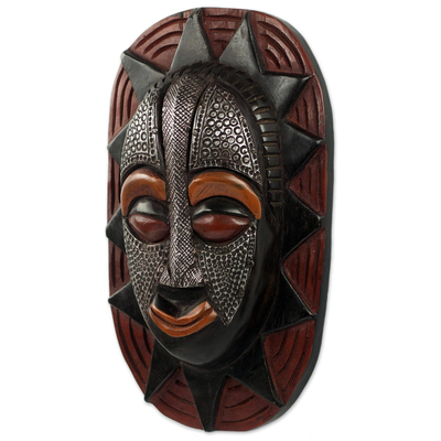 Afrikanische Holzmaske, 'Sonnenmaske - Blendende Holzmaske mit Aluminiumverzierung und dunkler Farbe