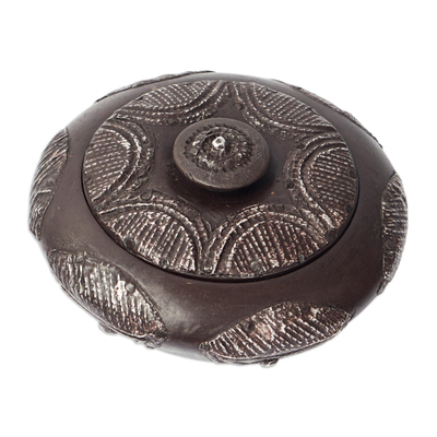 Caja decorativa de madera, 'Brekusu' - Caja circular tallada a mano y tapa en madera con repousse