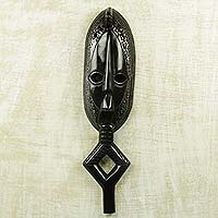 Máscara de madera africana, 'Angel's Friend' - Máscara africana auténtica tallada a mano en madera negra