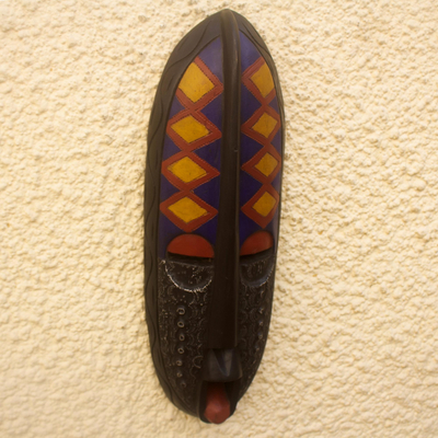 Afrikanische Holzmaske, „Ebore Nesa“ – afrikanische handgefertigte Wandmaske mit geprägtem Aluminium
