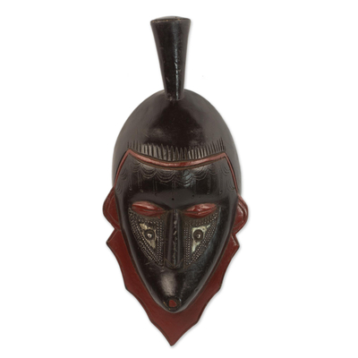 Máscara de madera africana, 'Ekumpo' - Máscara africana de madera negra y roja tallada a mano de Ghana