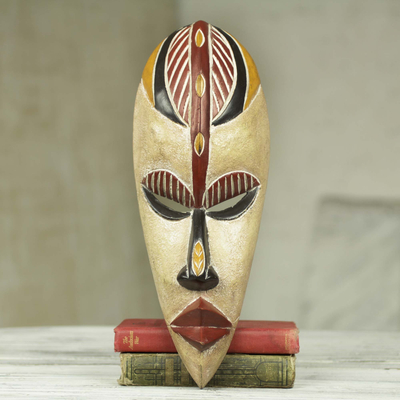 Afrikanische Holzmaske, 'Farin Chiki' - Original afrikanische Maske des Glücks, von Hand in Ghana geschnitzt
