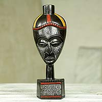 Máscara de madera africana, 'Meequeda' - Máscara de pared africana original hecha artesanalmente por un orgulloso propietario de casa