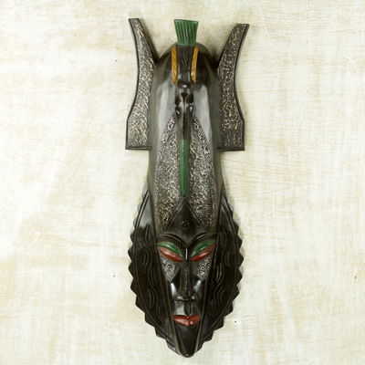 Afrikanische Holzmaske, „Mmerichukwu“ – handwerklich gefertigte afrikanische Holzwandmaske des Sieges Gottes