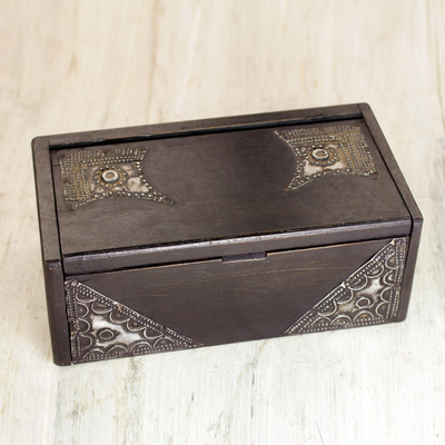 Caja decorativa de madera - Caja africana occidental de madera tallada a mano con detalles de aluminio