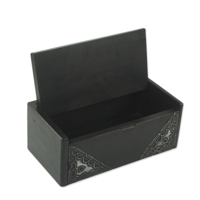 Dekorative Box aus Holz - Handgeschnitzte westafrikanische Holzkiste mit Aluminiumbesatz