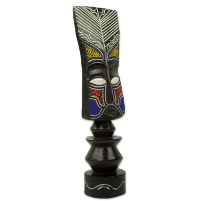 Holzskulptur - Perlenbesetzte afrikanische Skulptur „Befreie Frau“, handgefertigt
