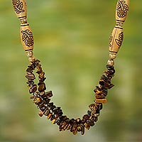 Perlenkette aus Achat und Tigerauge, „Nyasafo“ – handgefertigte Halskette aus Edelsteinen und recyceltem Kunststoff