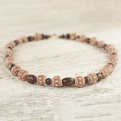 Halskette aus Holz- und Terrakotta-Perlen, „Oheneyire“ – handgefertigte Halskette aus Sese-Holz und Terrakotta-Perlen
