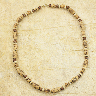 Perlenkette aus Holz und recyceltem Kunststoff - Handgefertigte Perlenkette mit Blumenmotiv aus Ghana