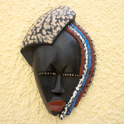 Afrikanische Holzmaske - Handgeschnitzte Wandmaske einer Frau aus afrikanischem Tweneboa-Holz