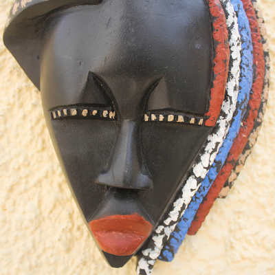 Afrikanische Holzmaske - Handgeschnitzte Wandmaske einer Frau aus afrikanischem Tweneboa-Holz