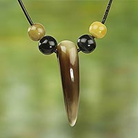 Halskette mit Stierhorn-Anhänger, „Horn der Stärke“ – Halskette mit Stierhorn-Anhänger in Braun, Schwarz und Creme