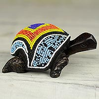 Escultura de madera de ébano, 'Fancy Traveler' - Ébano africano tallado a mano y tortuga con cuentas de vidrio reciclado