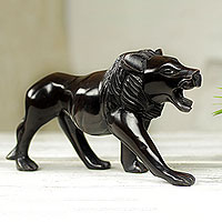 Escultura de madera de ébano, 'Lion Prowl' - Poderosa escultura de madera de ébano tallada a mano de león africano