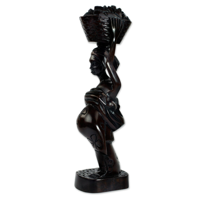 Escultura de madera de ébano, 'Ahokeka' - Escultura de madera de ébano de mujer Akan con cesta de frutas