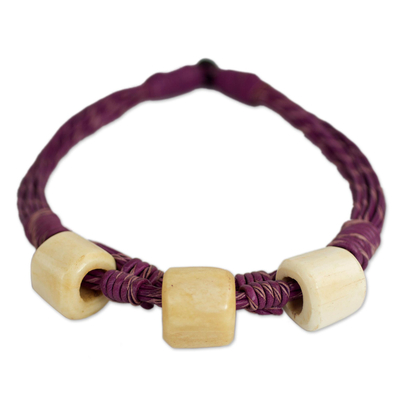 Torsade-Halskette aus Leder und Knochen - Handwerklich gefertigte Torsade-Halskette aus pflaumenfarbenem Leder mit Knochen