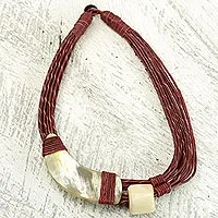 Collar torsade de cuero y cuerno, 'Sougri Paprika'