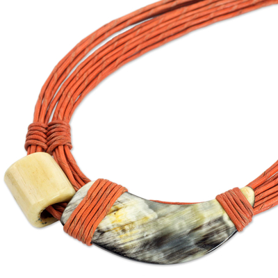 Halskette mit Anhänger aus Leder und Horn - Horn- und Knochenanhänger an einer orangefarbenen Halskette aus recycelten Perlen