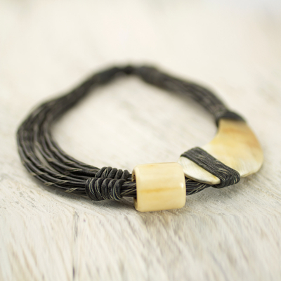 Torsade-Halskette aus Leder und Horn - Anhänger aus Horn und Knochen an einer schwarzen Lederkette