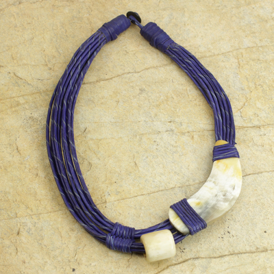 Torsade-Halskette aus Leder und Horn - Horn und Knochen blau recycelte Perlen Halskette afrikanischen Schmuck