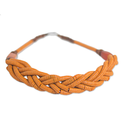 Geflochtene Perlenkette, „Sosongo in Orange“ – Handgefertigte orangefarbene geflochtene Perlenkette mit Holz und Achat