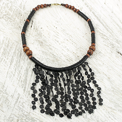 Wasserfall-Halskette mit Perlen - Schwarze handgefertigte Halskette aus recyceltem Kunststoff und Holz