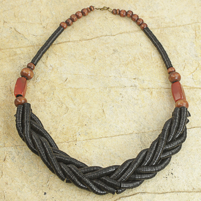 Geflochtene Perlenkette - Handgefertigte schwarze geflochtene Perlenkette mit Holz und Achat
