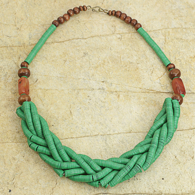 Geflochtene Perlenkette - Handgefertigte grüne geflochtene Perlenkette mit Holz und Achat
