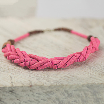Geflochtene Perlenkette, „Sosongo in Pink“ – Handgefertigte rosa geflochtene Perlenkette mit Holz und Achat