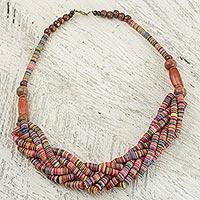 Collar de cuentas trenzadas, 'Sosongo multicolor' - Collar artesanal de cuentas trenzadas multicolor con madera y ágata