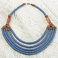 Collar de cuentas - Collar Artesanal de Cuentas Azules con Ágata de Madera de Sese y Cuero