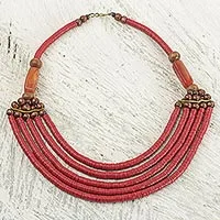 Collar de cuentas - Collar Artesanal de Cuentas Rojas con Ágata de Madera de Sesé y Cuero