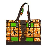 Handtasche mit Akzenten aus Baumwolle und Leder, „Amorkor“ – Handtasche aus Leder und Baumwolle mit Blattmuster, handgefertigt in Ghana