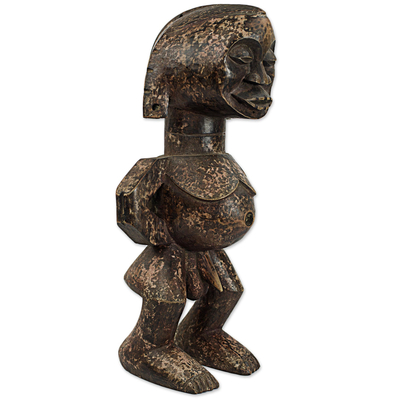 Holzskulptur - Handgefertigte Holzskulptur eines nackten Mannes aus Westafrika