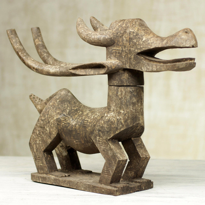 Escultura de madera - Escultura de antílope de madera marrón tallada a mano por un artesano de Ghana