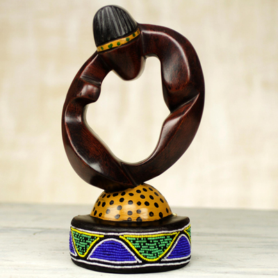 Perlenbesetzte Holzskulptur „Ikenna“ – handgeschnitzte Holzfigur mit bunten recycelten Glasperlen