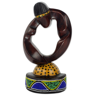 Escultura de madera con cuentas, 'Ikenna' - Figura de madera tallada a mano con coloridas cuentas de vidrio reciclado