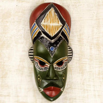 Máscara de madera africana, 'Nwanneka' - Máscara de madera de caucho pintada a mano y multicolor de Ghana