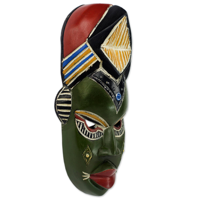 Afrikanische Holzmaske, 'Nwanneka - Handgefertigte, mehrfarbig bemalte Gummiholzmaske aus Ghana