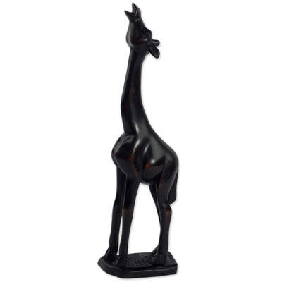 Escultura de madera - Escultura de jirafa de madera marrón oscuro tallada a mano de Ghana