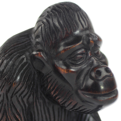 estatuilla de madera - Estatuilla de gorila de madera de Sese tallada a mano de Ghana