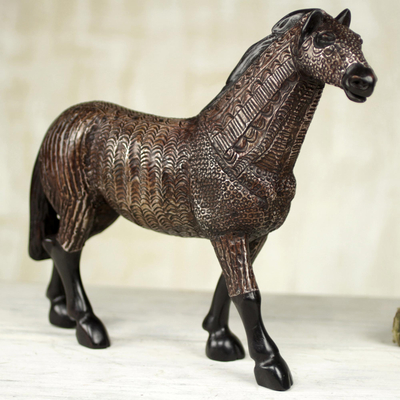 Escultura de caballo de madera, 'Ponko' - Estatua africana de caballo de madera tallada a mano por artesano de Ghana