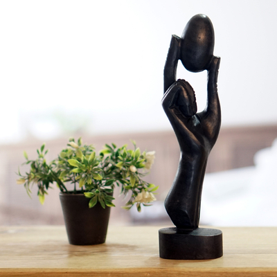Escultura en madera - Escultura de madera tallada a mano de mano sosteniendo huevo